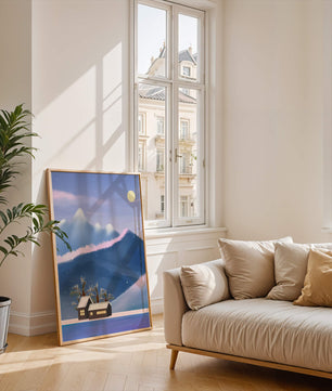 Paysage de montagne enneigée avec des maisons et des arbres sous la lumière de la lune