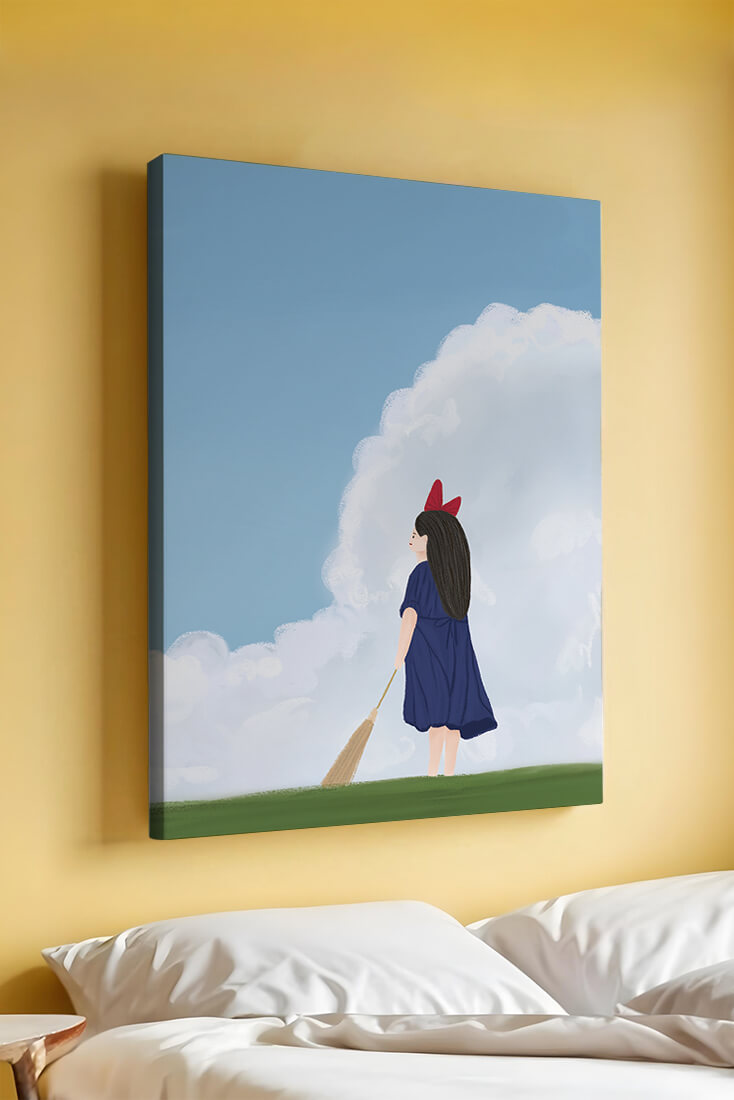 Junges Mädchen steht auf Gras mit Besen unter blauem Himmel