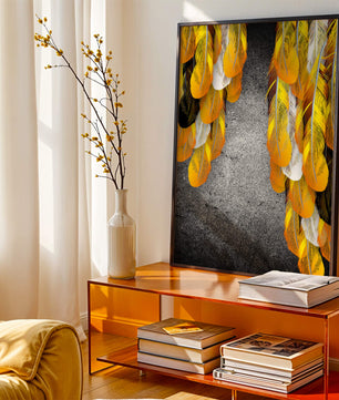 Elegante Federkomposition mit gelben und goldenen Akzenten auf strukturiertem Hintergrund 