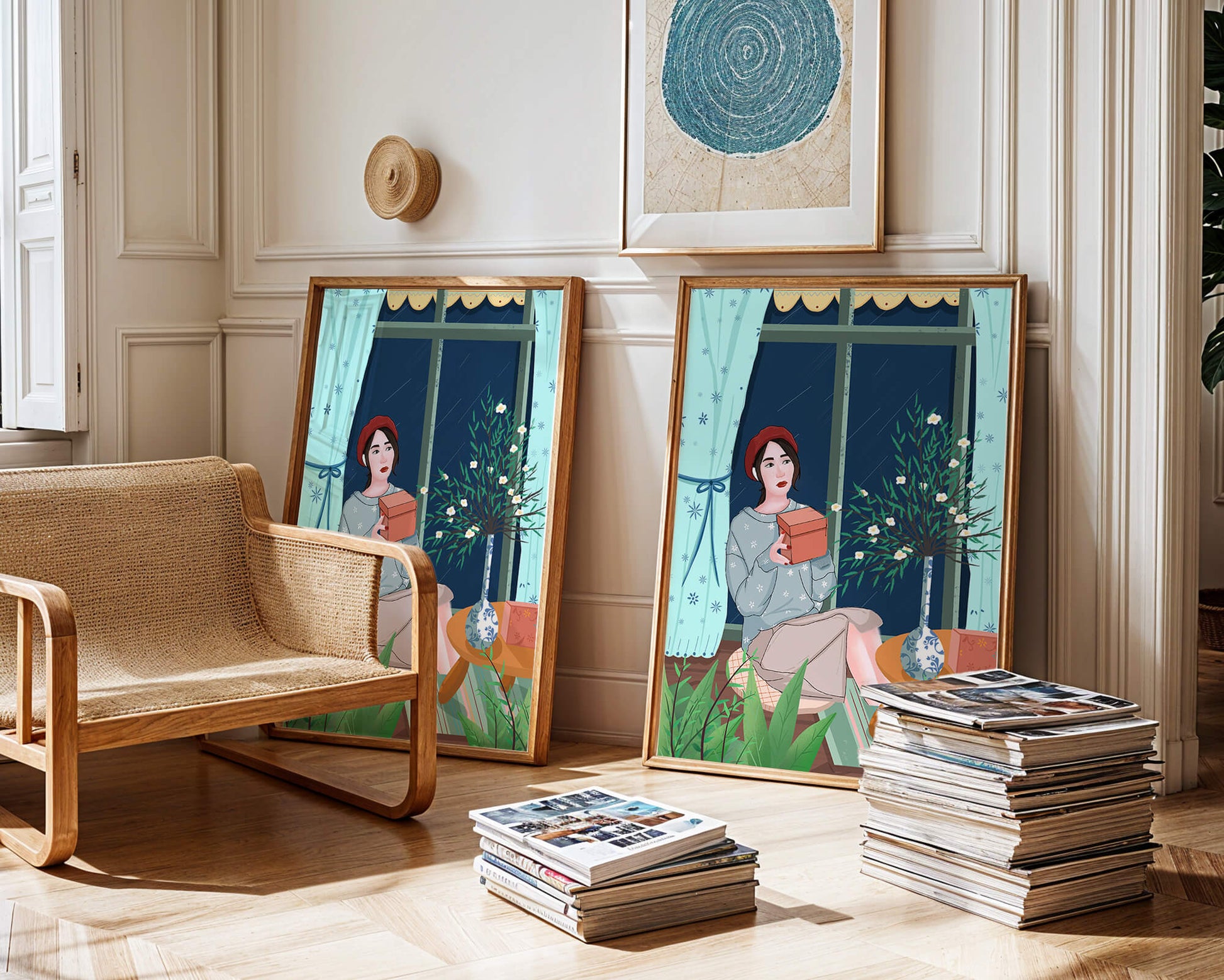 Mujer sosteniendo una caja de regalo en un interior acogedor con flores y ventana lluviosa