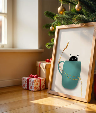 Katze in blaugrüner Tasse mit goldenen Elementen