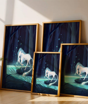Escena nocturna encantadora con un unicornio junto a un arroyo del bosque