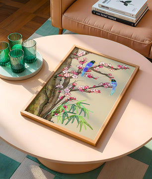 Illustration sereine d’oiseaux sur des branches en fleurs avec des feuilles de bambou