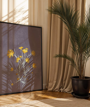 Gelbe Blumen vor einem strukturierten violetten Hintergrund