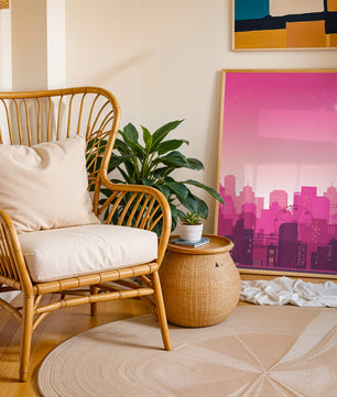 Skyline urbano al anochecer con degradado rosa y noria