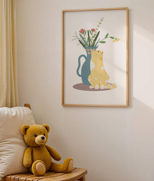 Ilustración de un gato sentado junto a un jarrón floral
