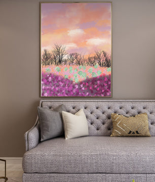 Paisaje sereno con campo floral vibrante y cielo pastel