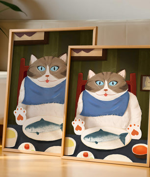 Ilustración de un gato comiendo con pescado y babero azul