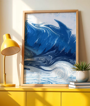 Pintura abstracta de ola oceánica azul y blanca con patrones giratorios