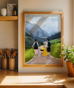 Famiglia in escursione in uno scenario montano panoramico con zaini