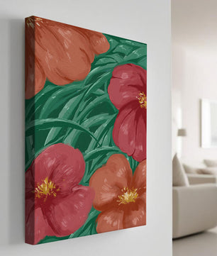 Lebendige Blumenkomposition mit roten und orangefarbenen Blüten auf grünem Laub