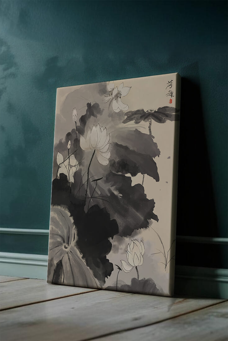 Representación serena de flores de loto en estilo tradicional de tinta.