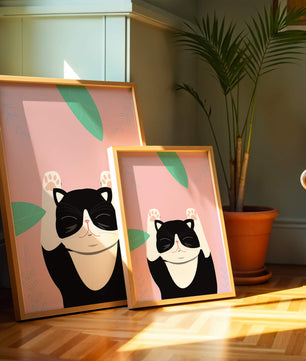 Gato ilustrado sobre fondo rosa con hojas.