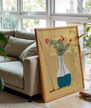 Vase avec des fleurs rouges et des accents dorés