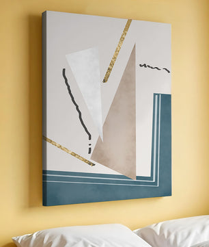 Abstraktes geometrisches Kunstwerk mit goldenen Elementen