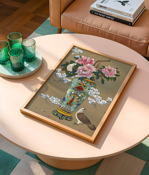 Elegante jarrón de estilo asiático con peonías y pájaros