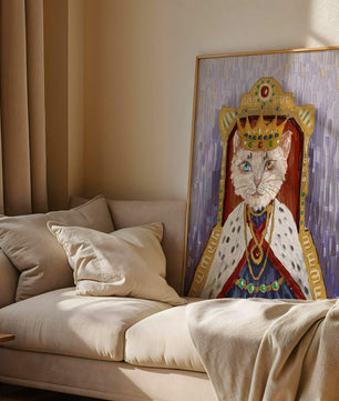 Portrait félin majestueux avec une couronne royale dorée