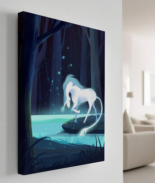 Escena nocturna encantadora con un unicornio junto a un arroyo del bosque