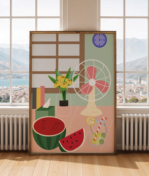 Nature morte sur le thème de l'été avec pastèque, éventail et fleurs dans un intérieur lumineux
