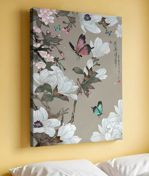 Mariposas y flores con colores pastel suaves y composición floral artística