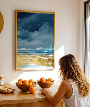 Meereslandschaft mit Vögeln in einer leuchtenden Blau- und Goldpalette