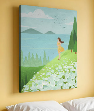 Femme en robe jaune sur une colline avec fleurs et arbres
