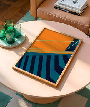 Moderne geometrische Abstraktion mit goldenen Elementen und kräftigen Farben 