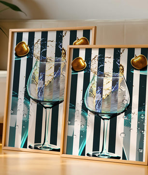 Elegante copa de champán con manzanas doradas y fondo a rayas