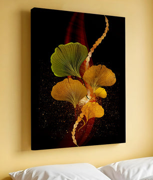 Art abstrait floral avec des feuilles de gingko dorées et un fond sombre