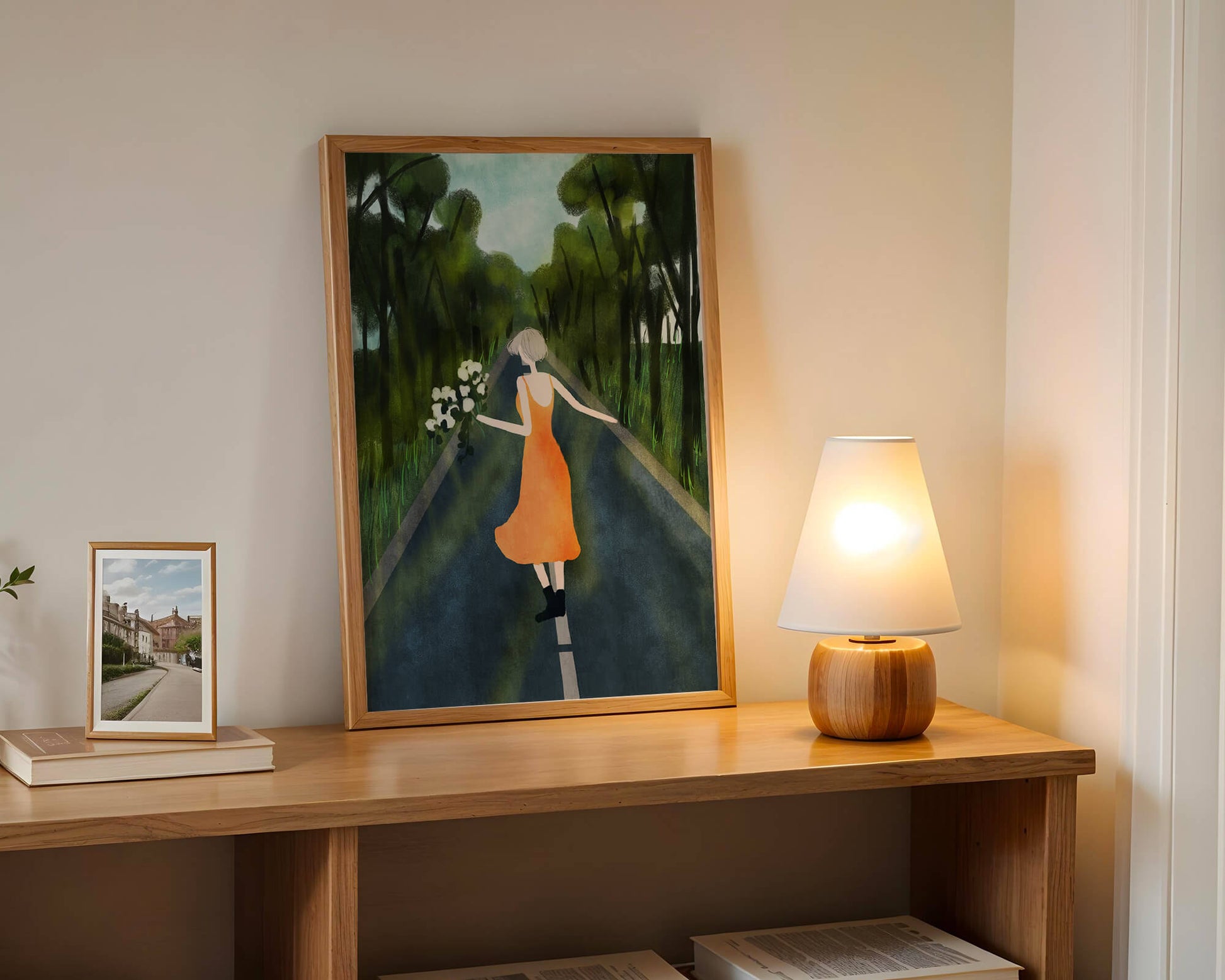 Mujer con vestido naranja caminando por una carretera con flores en el bosque