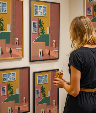 Surreale Architekturlandschaft mit tropischen Elementen und abstrakten Figuren