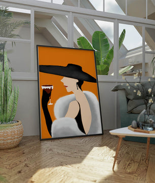 Femme élégante avec un chapeau noir et une fourrure blanche avec un verre de vin