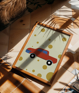 Ilustración abstracta de un coche rojo con círculos dorados sobre un fondo beige