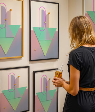 Composition géométrique abstraite avec des couleurs pastel et des éléments dorés