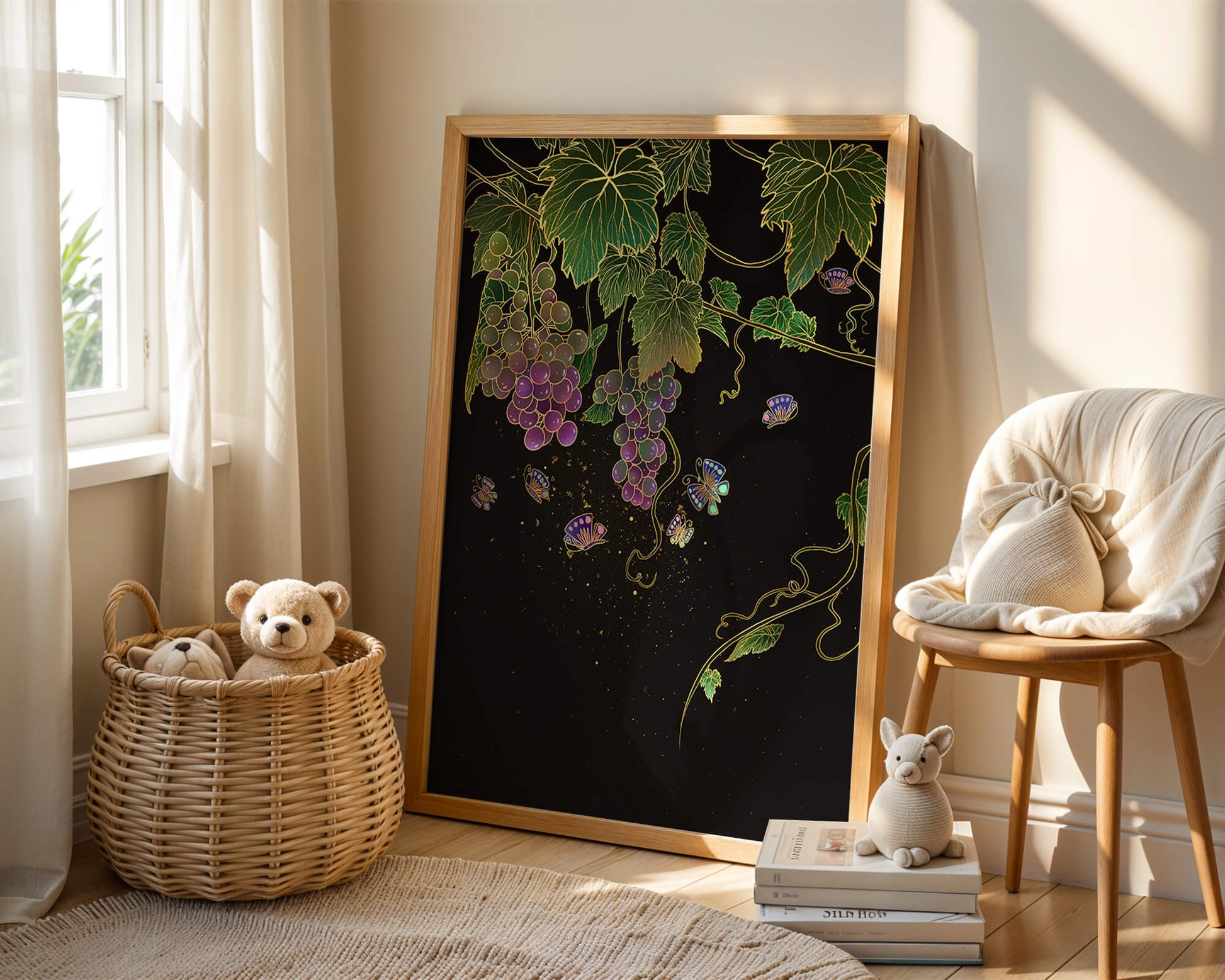 Uvas elegantes y mariposas sobre un fondo oscuro