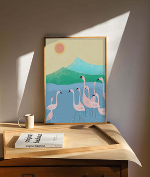 Friedliche Szene mit Flamingos in einer ruhigen Landschaft mit Bergen und Sonnenuntergang