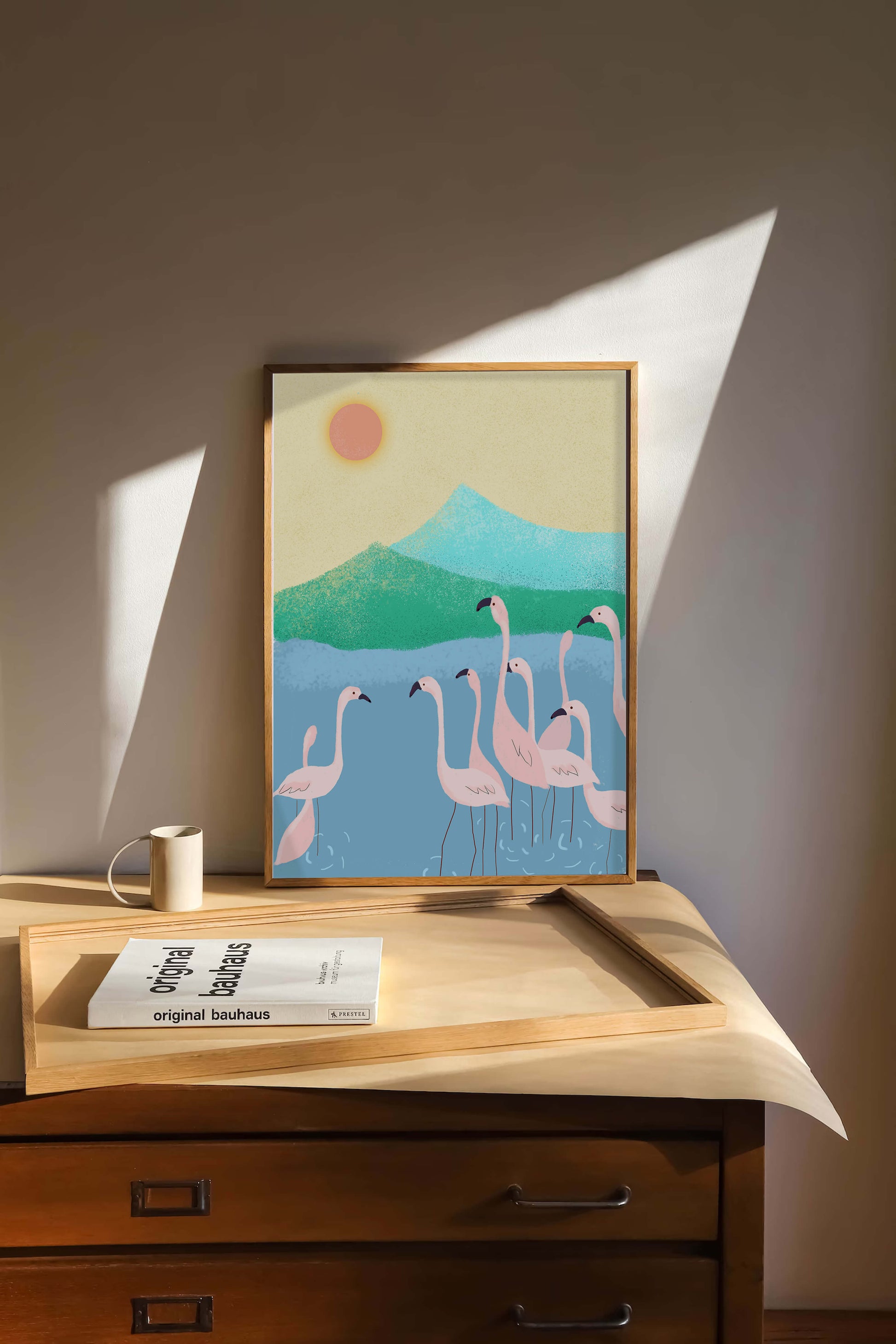 Friedliche Szene mit Flamingos in einer ruhigen Landschaft mit Bergen und Sonnenuntergang