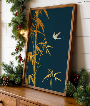 Goldener Bambus und Vogel vor tiefblauem Hintergrund