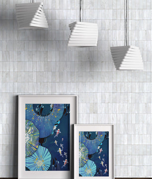 Scène sous-marine vibrante avec des carpes koï et un motif floral abstrait