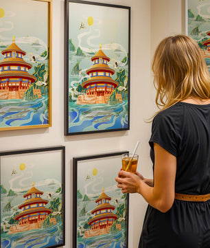 Alter chinesischer Pavillon am Wasser mit Kranichen und Bergen