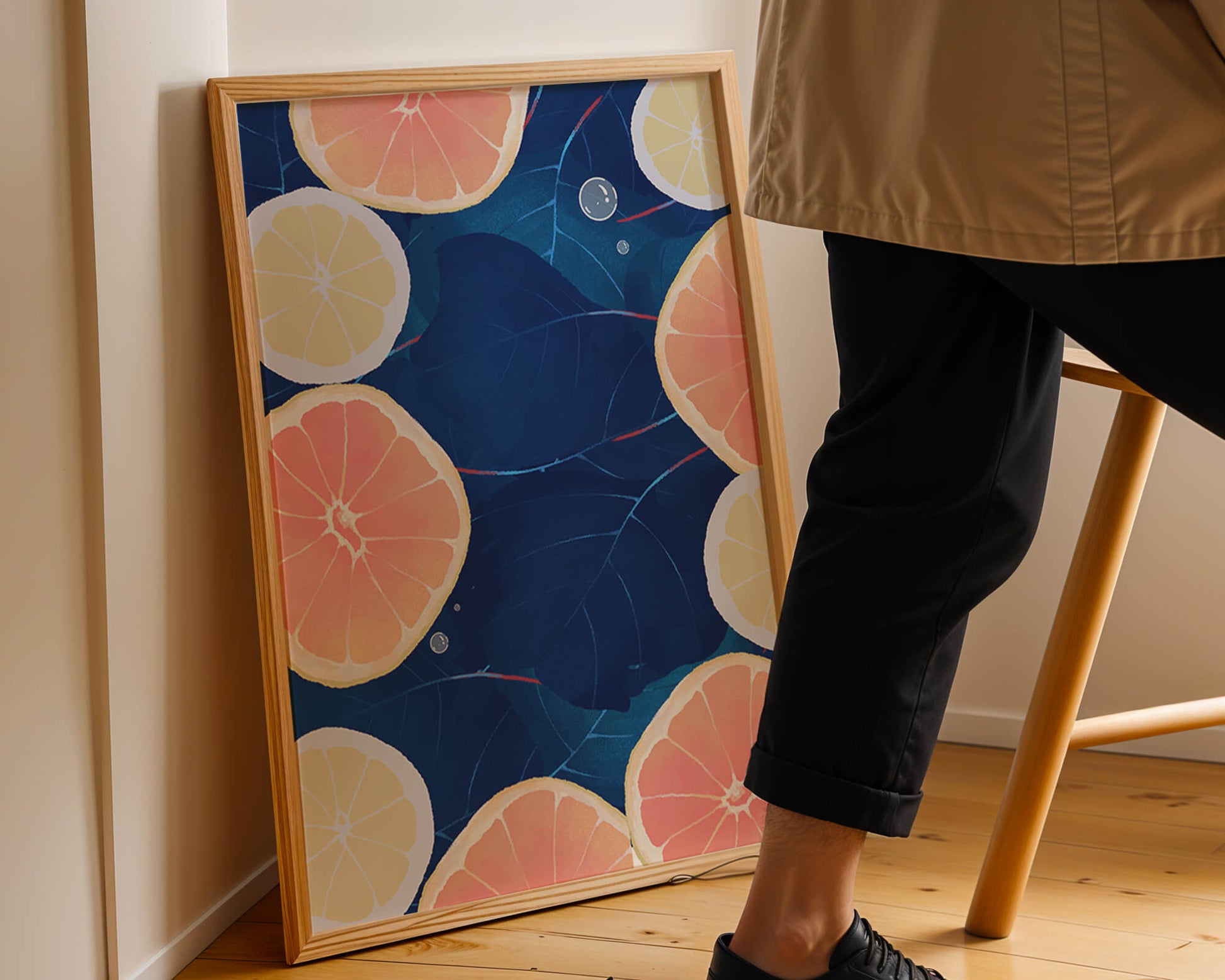 Frutas cítricas coloridas sobre fondo oscuro de hojas