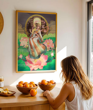 Mujer elegante con atuendo tradicional entre flores de loto y fondo montañoso