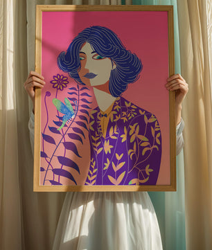 Retrato estilizado de una mujer con cabello azul y patrón botánico
