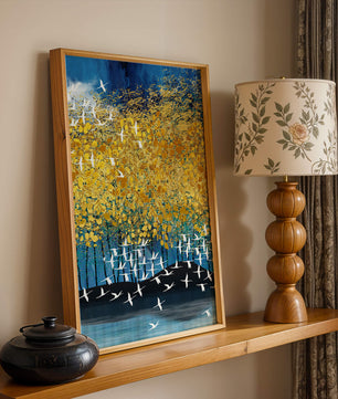 Paisaje abstracto con follaje dorado y aves voladoras