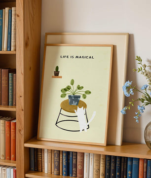 Ilustración encantadora de un gato con planta y mensaje inspirador
