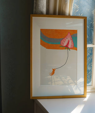 Gato naranja colgando de un globo en forma de corazón sobre fondo abstracto