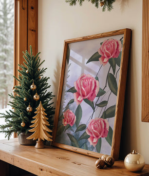 Hermosas rosas rosadas con exuberantes hojas verdes sobre un fondo suave