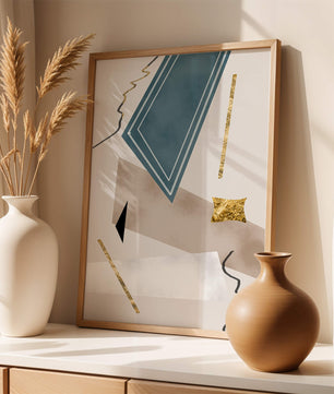 Abstraktes geometrisches Kunstwerk mit goldenen Akzenten und dynamischen Formen
