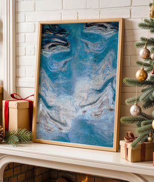 Pintura texturizada abstracta en azul y crema con patrones giratorios