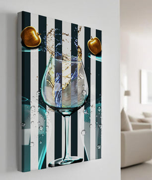 Elegante copa de champán con manzanas doradas y fondo a rayas